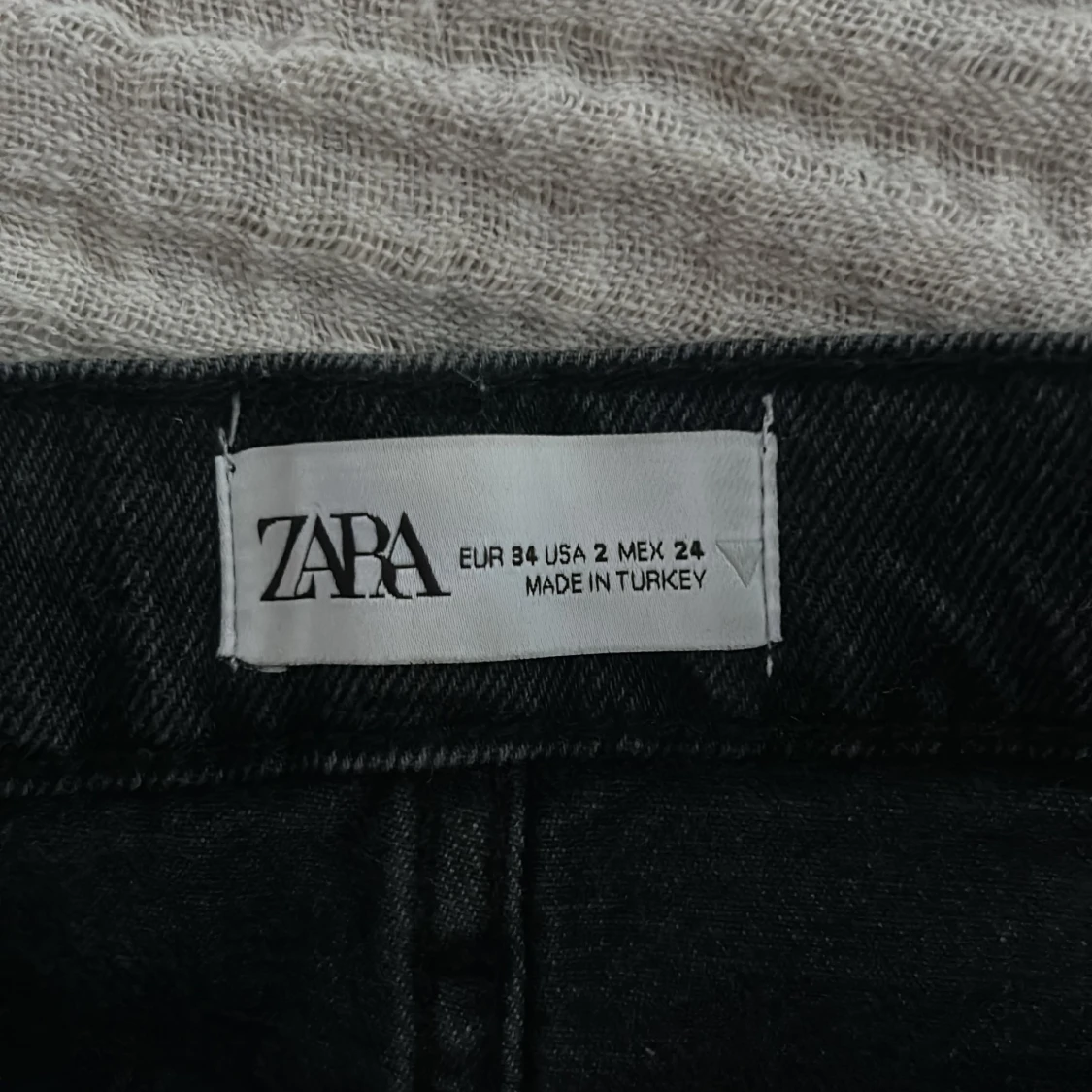 Svarta jeansshorts med fransar från Zara - 2