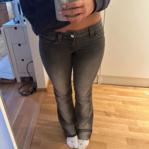 Grå bootcut jeans - Säljer ett par grå bootcut jeans med klassisk femficksdesign och dragkedja. Jeansen är från weekday (cheap monday) och är i storlek 27/32 men har klippt de så tror de är närmare 30 i längd istället. Jag är ca 162 cm.