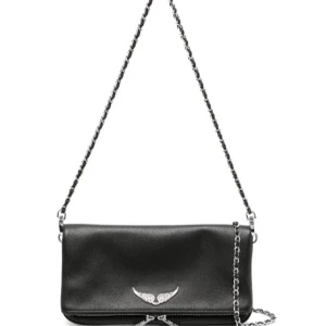 Zadig & Voltaire väska i svart - Snygg svart axelväska i skinn med silverfärgad kedjerem och en liten silvervinge på framsidan. Finns många fack som får plats med mycket. Väskan passar med nästan allt❤️