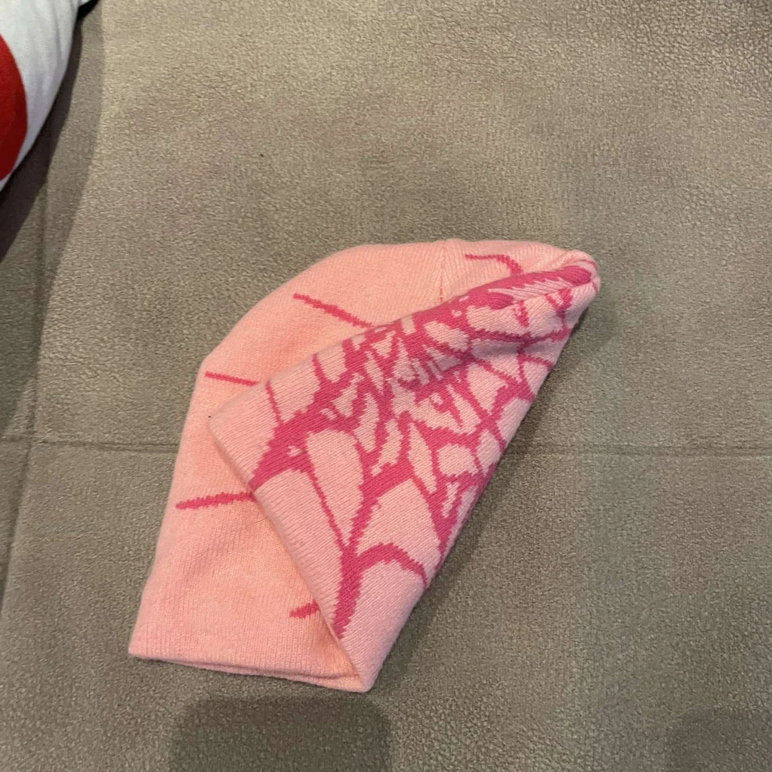 Rosa mössa med spindelnätsmönster - 3