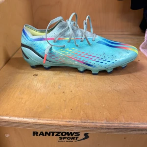 Blå fotbollsskor från Adidas - Storlek 42 2/3 