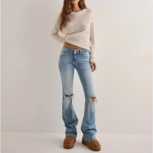 Ljusblå bootcut jeans med slitningar - Säljer dessa jeans från Nelly, nästan oanvända. Nypris 699kr. Kontakta vid frågor eller intresse❣️
