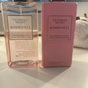 Victorias secret - Säljer min Victorias secret parfym ”bombshell” tillsammans med samma doft i bodylotion. Båda har ganska exakt hälften kvar (båda är 250 ml)🎀