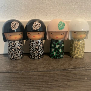 Skincity Kokeshi dockor leopardedition - 4st eftertraktade skincity Kokeshi-leopardedition. I paketet finns två silvriga med svarta/rosa leopardmönster med svart frisyr och rosa palm, 1 svart med grönt/vitt leopard mönster med rosa frisyr och grönt blad, 1 beige med brunt leopard mönster och vit frisyr. Styckpris: 59kr paketpris:200kr