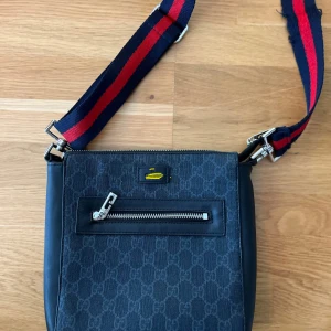 Guc*i väska  - Hej säljer denna helt nya och snygga väska 