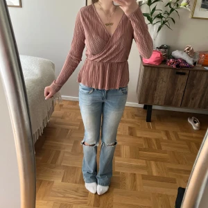 Rosa blus med volang - Säljer en rosa blus med långa ärmar och volang nertill. Toppen är i storlek L men är liten i storlek och sitter mer som en S!💕