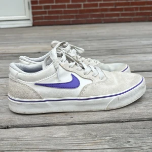Nike SB sneakers med lila swoosh - Nike SB sneakers i vitt med lila swoosh