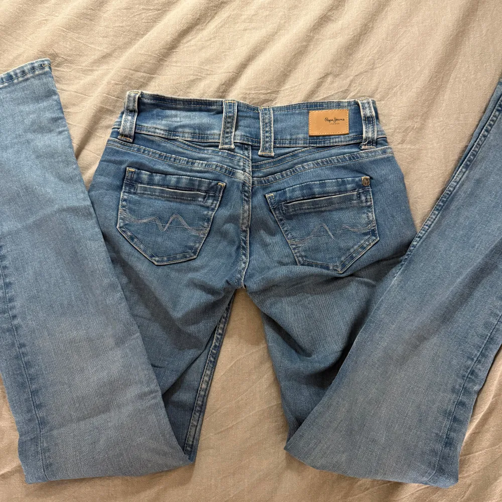 Snygga blå jeans från Pepe Jeans. Använd fåtal gånger 10/10 skick. Köpta för 900. St 25x32🌟. Farkut & Housut.