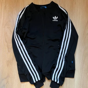 Adidas kofta  - Säljer denna svarta adidas kofta som är köpt här på Plick och använd ett fåtal gånger av mig. Säljer då den inte kommer till användning. Den är gjord i ett luftigt material och passar bra till träning. Bra skick och inga defekter 💕