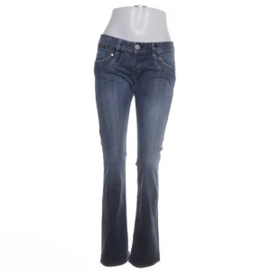 (Intressekoll)Blå bootcut jeans från Herrlicher - Snygga blå bootcut jeans från Herrlicher.  Har haft på mig dessa sammanlagt 2 gånger. Jätte fina. Detta är mest intressekoll