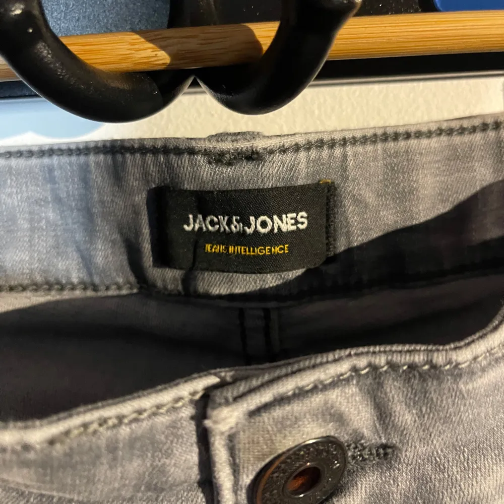 Snygga grå jeans från Jack & Jones i modellen Slim/Glenn. De har en slim passform och är tillverkade i ett bekvämt material. Perfekta för en stilren look. Pris kan diskuteras. Farkut & Housut.