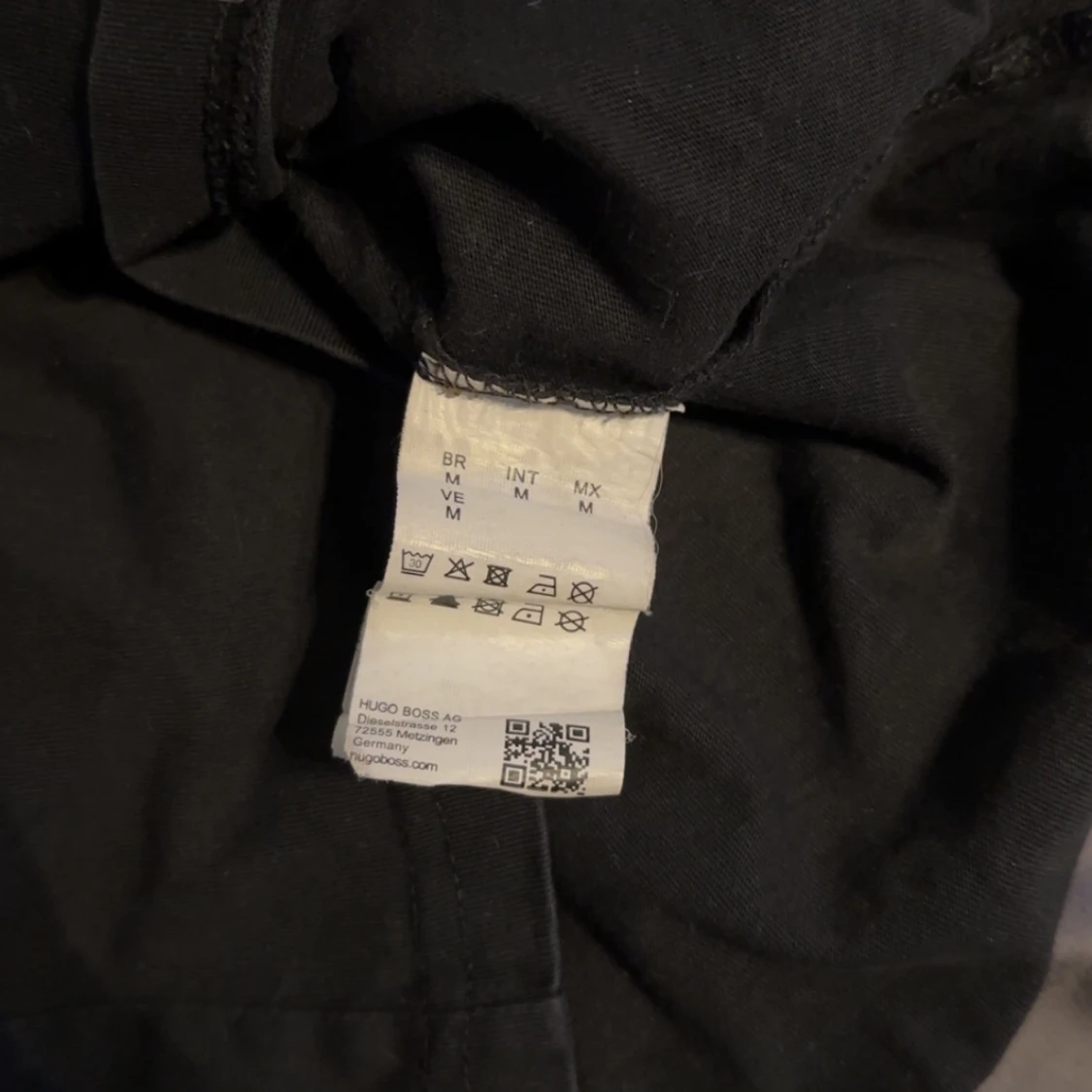 Svart t-shirt från Boss med randig detalj - 3