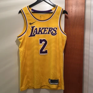 Lonzo Ball Lakers Jersey - Använd ca 4-5 gånger, tvättad ca 2-3. 
