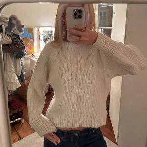 Vit stickad tröja - Säljer en mysig vit stickad tröja med långa ärmar och ribbstickade muddar. Perfekt för kyligare dagar och ger en stilren look. Passar bra till jeans eller kjol. Hör av dig vid intresse! 🤍 Lite stickig skulle jag säga att den är också☺️