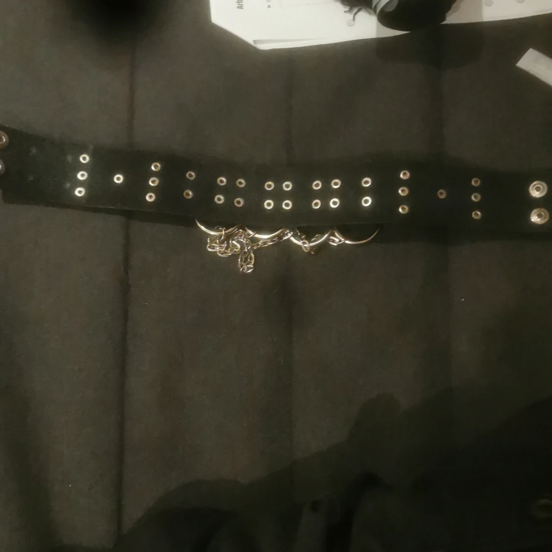 Svart halsband med kedjedetaljer - 1