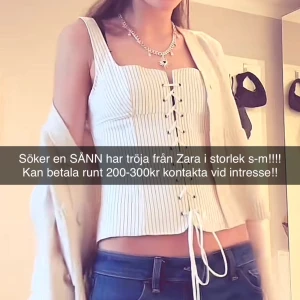 SÖKERR!!Vit randig korsett från Zara - Söker en vit randig korsett från Zara i storlek S-M. Den har snörning framtill och är ärmlös. Perfekt för en stilren look.