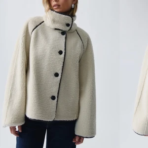 Beige teddyjacka med svarta detaljer - Superfin teddyjacka från gina tricot som är helt slutsåld på sidan! Nypris 1000 kr, endast använd några fåtal