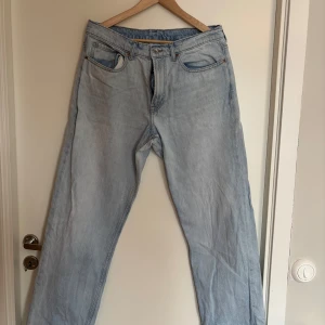 Ljusblå jeans från Vailent - Snygga ljusblå jeans från Vailent i en klassisk straight fit. De har en knappgylf och femficksdesign, perfekt för en avslappnad stil. Passar bra till både sneakers och kängor.