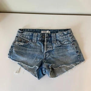 Low waist jeansshorts - Supersnygga low waist jeansshorts från pull & bear, säljer då de inte kommer till användning. Knappt använda och inga defekter, skriv om du har några frågor!💗 stl 32