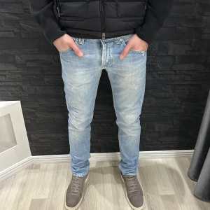 Dondup - Säljer ett par feta dondup jeans. Modell: Lucky, skick 8/10, storlek 32. Jeansen har en riktigt bra och stilren färg som passar till allt. Trendigaste jeansen på marknaden. Nypris 3000 kr, säljer för 899 kr. Vid minsta fundering kontakta oss!