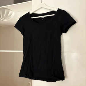 Svart t-shirt  - Säljer en klassisk svart t-shirt från 157. Hör av er vid funderingar eller om ni vill ha bilder med hur plagget sitter på mig. Titta gärna in mina andra plagg!