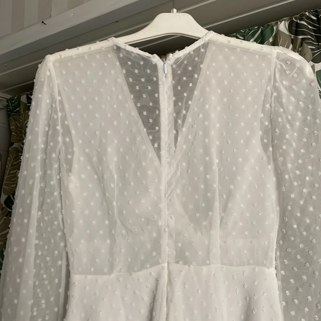 Vit prickig klänning med volangdetaljer - 2