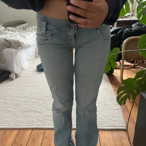 Ljusblå bootcut lågmidjade jeans från Lee - Säljer ett par ljusblå bootcut jeans från Lee. De har en klassisk femficksdesign och är lågmidjade. Perfekta för en avslappnad stil. Sitter superfint och är förövrigt omsydda så d är mer lågmidjade!