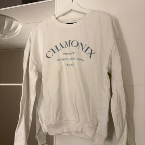 Vit sweatshirt - Säljer en vit tjocktröja med blå text. Hör av er vid funderingar eller om ni vill ha bilder med hur plagget sitter på mig. Titta gärna in mina andra plagg!