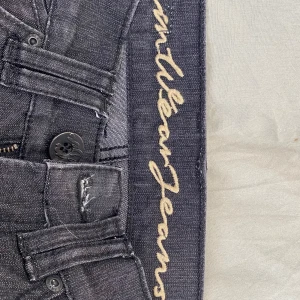 Grå/svarta jeans - Grå/svarta jeans från InWear. Modell Wyoming. Bootcut och Lågmidjade. Nypris ungefär 1000kr!🙌🏼