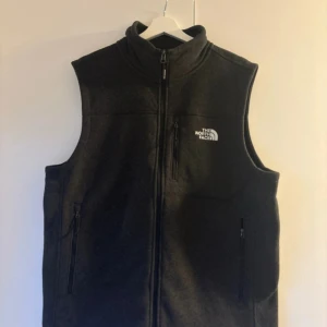 The north face fleece väst  - Modell 177 77kg. Bredd:60cm längd:69cm nyskick, aldrig använd. Passar L true to size och är för stor för mig, på bilden har jag en tjocktröja under. Nypris ligger runt 1000kr