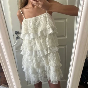 Vit volangklänning  - Perfekt student klänning från zara , vit med volanger och spets , banden är justerbara 