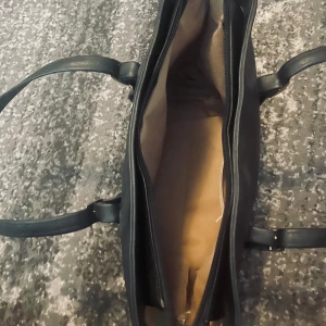 Stor Michael kors väska  - Stor Michael kors väska i mycket bra skick. Bra för skolan osv 