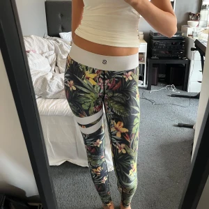 Stronger tights - Snygga tights från stronger. Skicket är bra men de har använts en del, tycker dock inte det är något som syns. Midjan är medelhög och dessa är perfekta om man går på tex gymnastik.