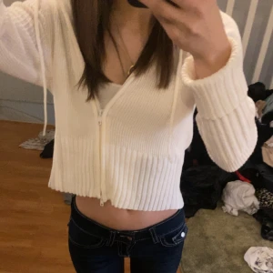 Vit ribbad hoodie - Säljer en vit ribbad hoodie med dragkedja och huva från hm i storlek xs/s. Tröjan är croppad och har långa ärma. Passar bra nu till våren❤️ skriv vid frågor 