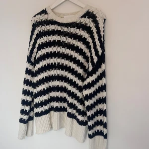 Randig stickad tröja levete room - Fin stickad tröja från levete room knappt använd nypris: 999