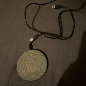 En grå laddar platta - Du får med sladd så du kan koppla in de