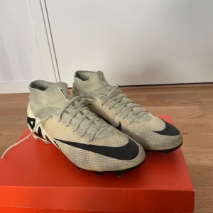 Nike Mercurial Fotbollsskor - Säljer ett par Nike Mercurial Zoom Superfly 9 Pro AG. Använda skick 6,5/10 förutom att de är lite smutsiga kan fixas dock. Köpta för 1949. Kommer med box och kvitto. Pris kan diskuteras. Storlek 43.