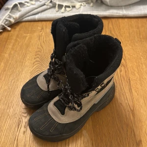 Svart och beigea Ecco vinterskor  - Säljer ett par Ecco vinterstövlar i svart och beige med snörning och mjukt foder. Perfekta för kalla dagar med bra grepp och värmeisolering. Använda men funkar utmärkt 