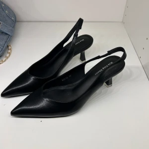 Svarta pumps med spetsig tå - Säljer dessa jättesöta pumps då det tyvärr var fel storlek 💗