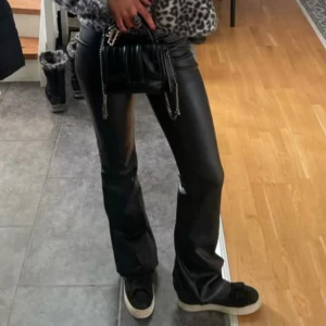 Svarta skinnbyxor - Snygga svarta skinnbyxor med en tight passform. Perfekta för en trendig look. Kombinera med en mönstrad topp för extra stilpoäng.pris kan diskuteras💕