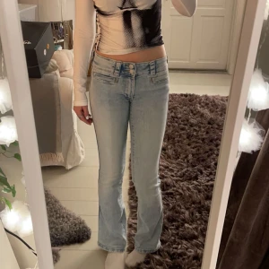 ”Lågmidjade” bootcut jeans🩷 - Snygga ljusblå bootcut jeans från H&M! De har inga fickor där bak men de är jätte sköna och inte obekväma att ha på sig💕 storlek 164. Säljer för att de ibte kommer till användning så ofta och de tar upp plats✨ för fler bilder eller frågor skriv till mig privat🤍