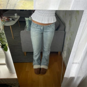 Low waist jeans med bootcut - Snygga ljusblå jeans med bootcut-stil och låg midja från miss sixty. Säljer då det var lite för stora på mig.         Midjemåttet: 38cm, innerbenslöngden: 86💕