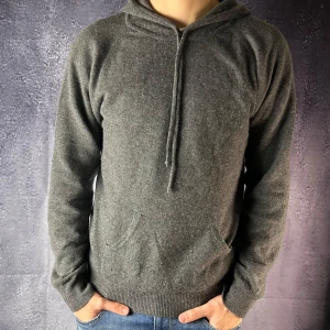 Davida 100% cashmere hoodie - Davida 100% cashmere hoodie. Storleken är S men sitter som M. Modellen på bilden är 186 cm 73kg. Följare får 100kr rabatt🙌