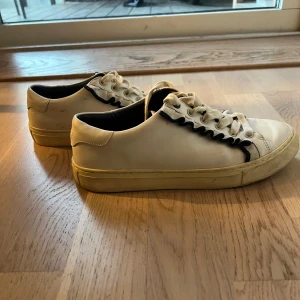 Vita sneakers - Ett par jätte söta sneakers med volang längs sidorna köpta på sellpy, strl 38 men små i storleken💓