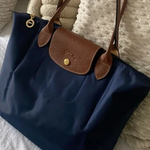 Longchamp väska  - Longchamp väska, köptes i Californien i bloomingdales shopping mall, har kvittot, köpte den för 1700kr säljer för 1000kr.💗