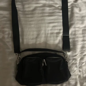 Gina tricot väska - Säljer pågrund av att den inte kommer till användning, kom privat för fler bilder ❤️