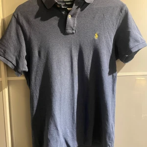 Ralph Lauren pike - En snygg Ralph Lauren piké perfekt till sommaren. Hör av dig vid frågor!