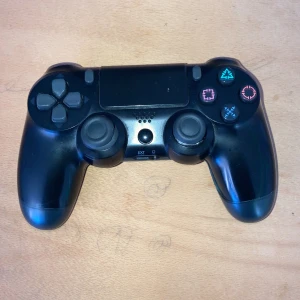 PlayStations kontroll för 340kr - Den är bra att använda och sånt 