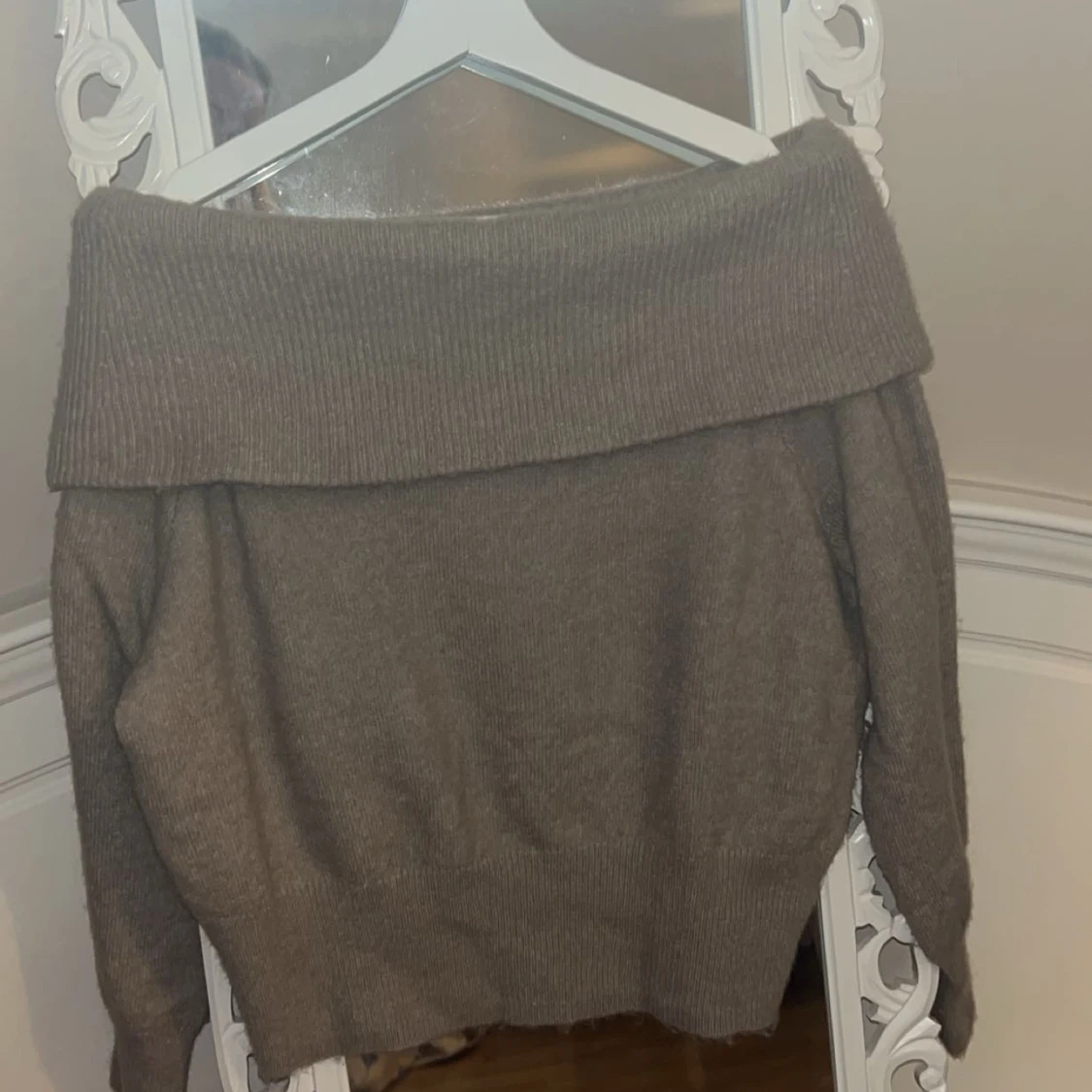Beige offshoulder tröja från H&M - 1