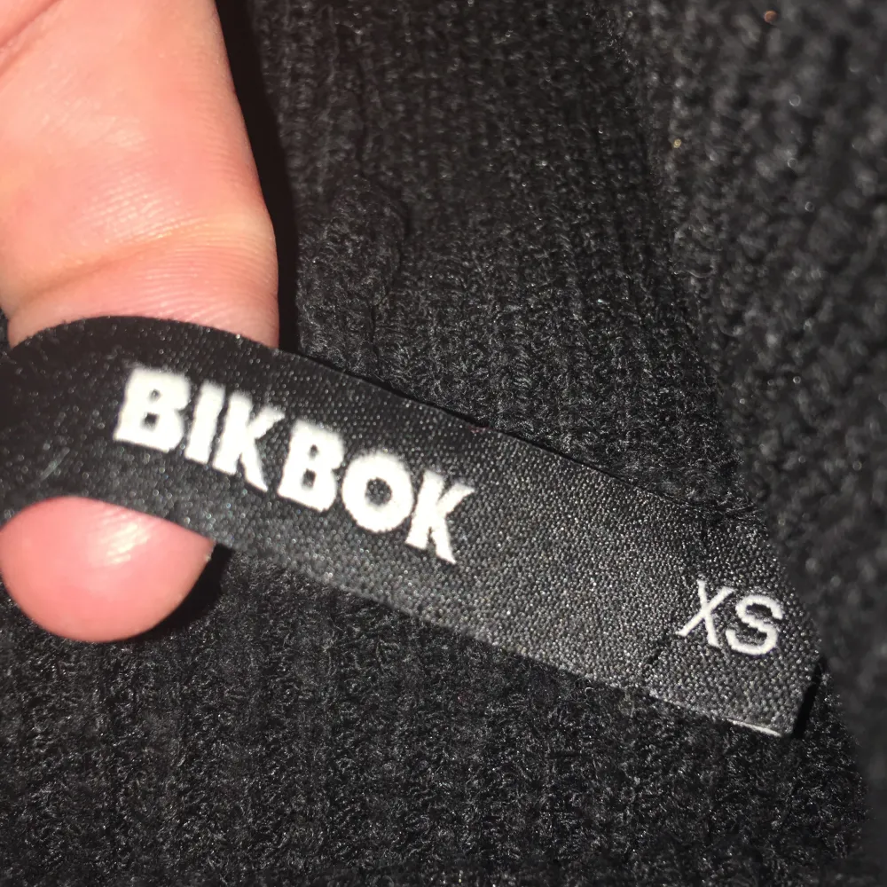 Säljer en stilren svart polotröja från BikBok i storlek XS men också s. Tröjan är stickad och har en hög polokrage som håller dig varm under kyliga dagar. Perfekt för höst- och vintergarderoben. 🖤. Neuletakit & Villapaidat.